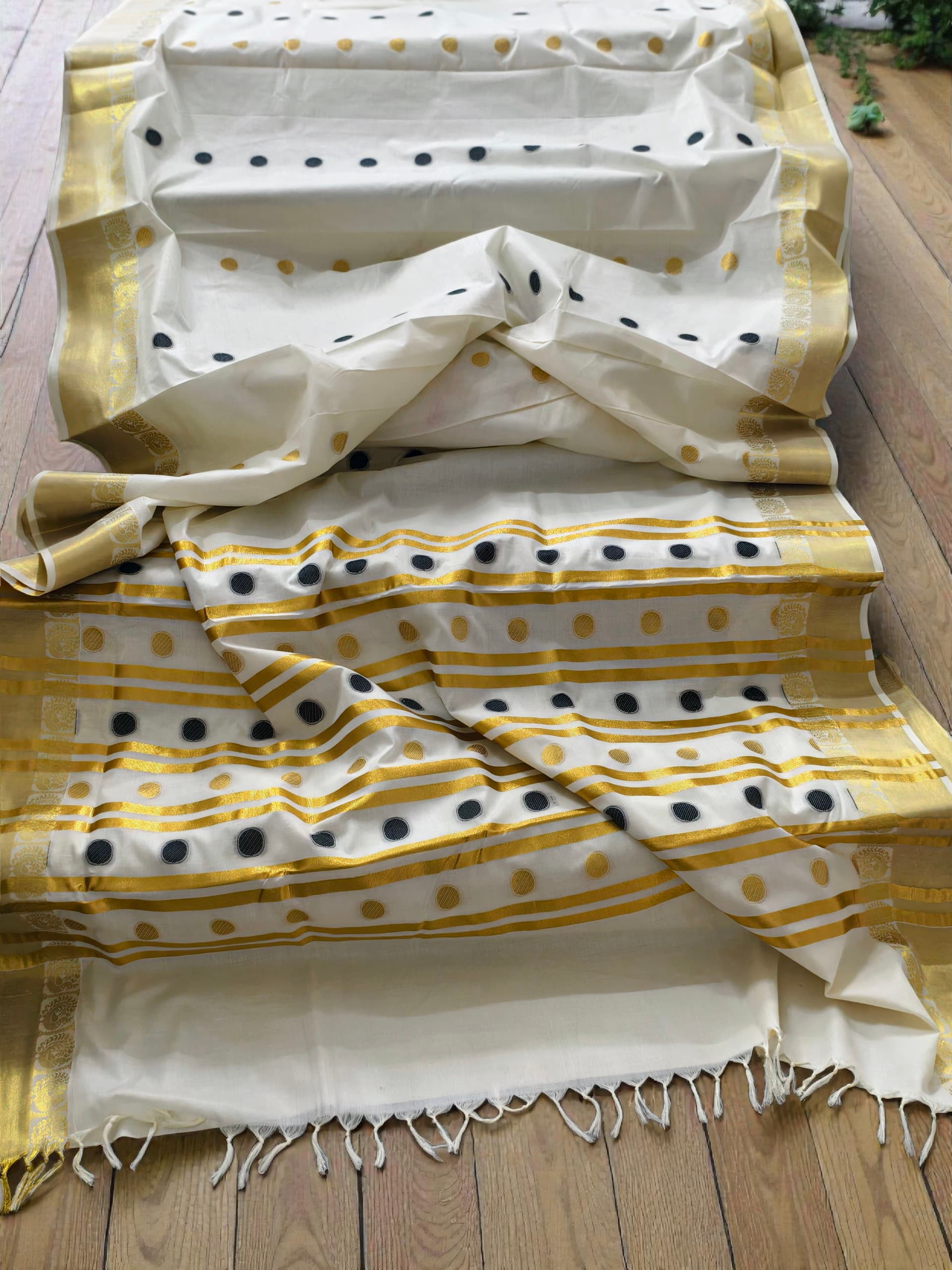 Pure cotton Coin butta color emboss Set saree with blouse