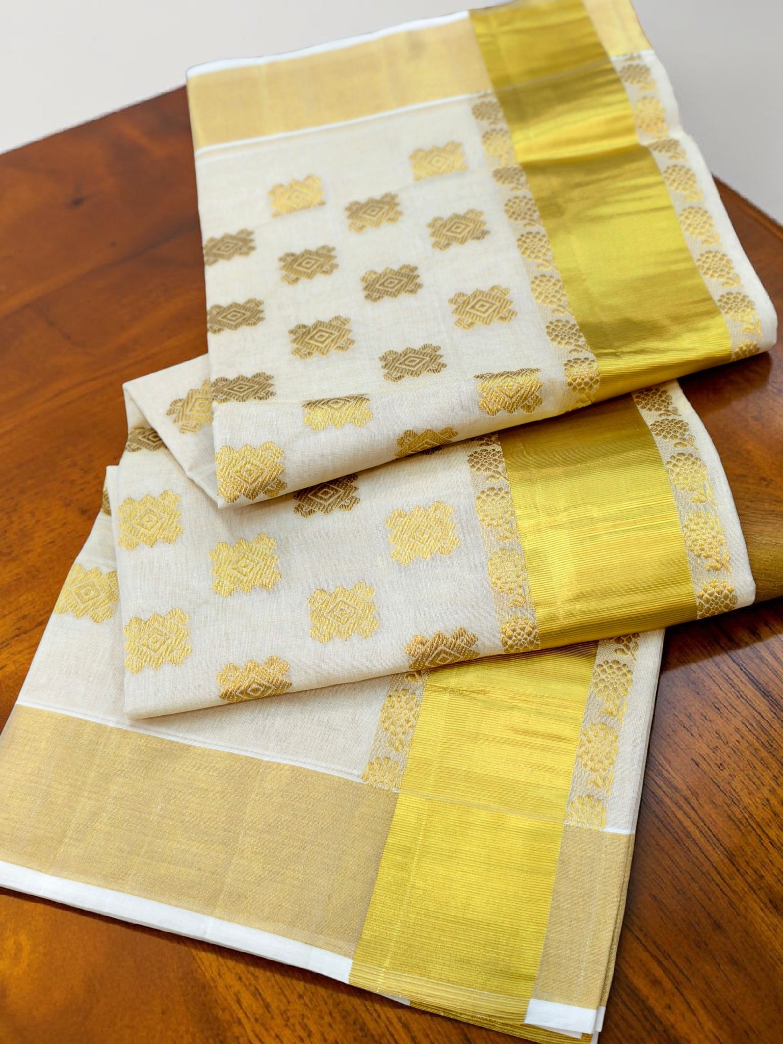 Pure Handloom Tissue saree with hand-weaved Puttas with blouse