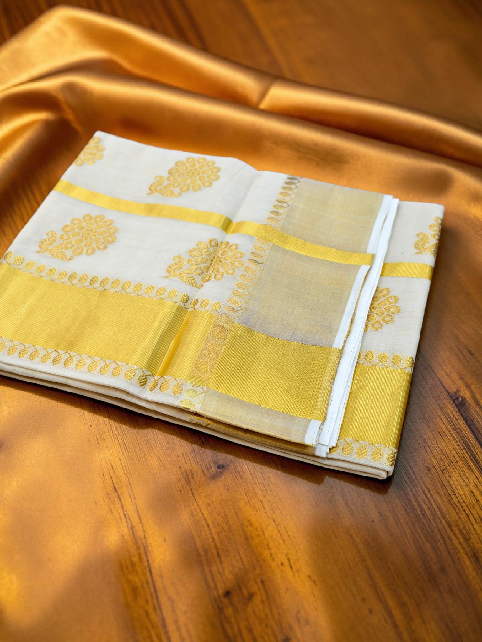 Pure Handlooom Tissue Flower puttas all over the body with blouse / Handlooom